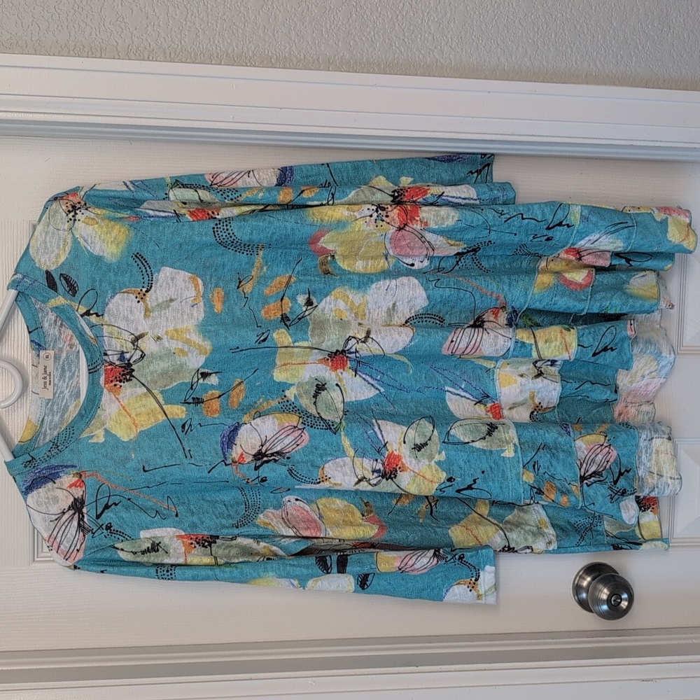 Jess & Jane Floral Ruffle Hem Top - Picture 11 of 11